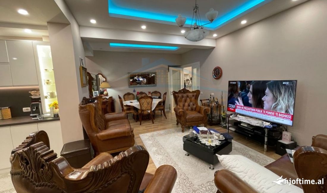 Shtepi ne shitje Apartament ne Tirane, 3+1, Mobilimi E mobiluar, Pagesa 240,000  Euro.