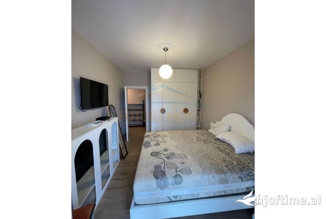 Shtepi ne shitje Apartament ne Tirane, 2+1, Mobilimi E mobiluar, Pagesa 300,000  Euro.