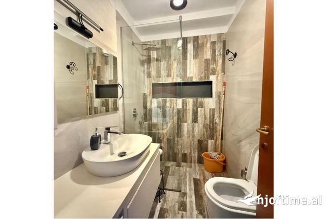 Shtepi me qera Apartament ne Tirane, 3+1, Mobilimi E mobiluar, Pagesa 1,100  Euro.