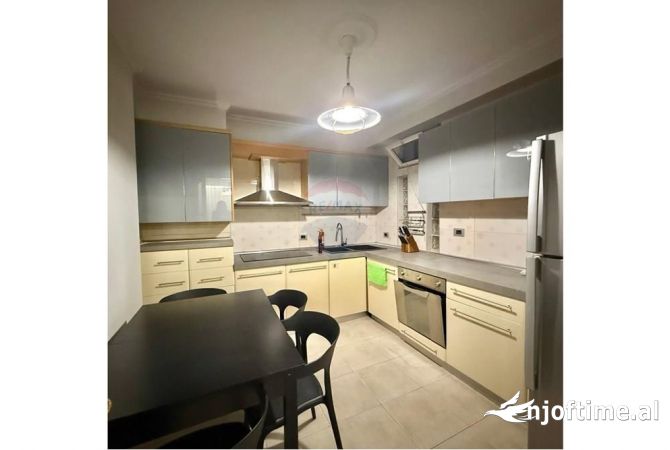 Shtepi me qera Apartament ne Tirane, 3+1, Mobilimi E mobiluar, Pagesa 1,100  Euro.