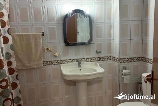 Shtepi ne shitje Apartament ne Tirane, 3+1, Mobilimi E mobiluar, Pagesa 216,600  Euro.