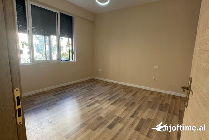 Shtepi ne shitje Apartament ne Tirane, 2+1, Mobilimi Bosh, pa mobiluar, Pagesa 125,000  Euro.