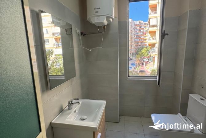 Shtepi ne shitje Apartament ne Tirane, 2+1, Mobilimi Bosh, pa mobiluar, Pagesa 125,000  Euro.