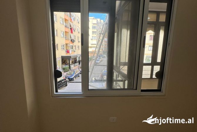 Shtepi ne shitje Apartament ne Tirane, 2+1, Mobilimi Bosh, pa mobiluar, Pagesa 125,000  Euro.