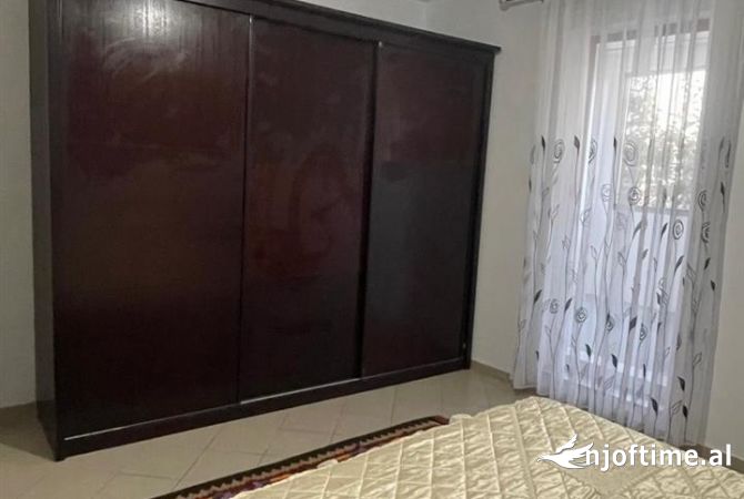 Shtepi me qera Shtepi Private ne Tirane, 2+1, Mobilimi E mobiluar, Pagesa 400  Euro.