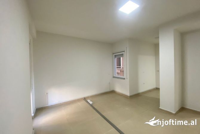 Ambient biznesi me qera 3+1 ne Tirane - 1,000 Euro
