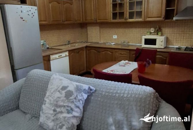 Shtepi me qera Apartament ne Tirane, 2+1, Mobilimi E mobiluar, Pagesa 600  Euro.
