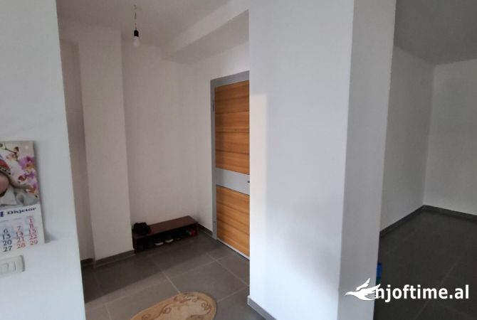 Shtepi me qera Apartament ne Tirane, 2+1, Mobilimi Bosh, pa mobiluar, Pagesa 700  Euro.