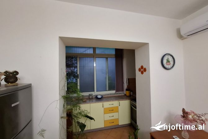 Shtepi me qera Apartament ne Tirane, 2+1, Mobilimi E mobiluar, Pagesa 500  Euro.