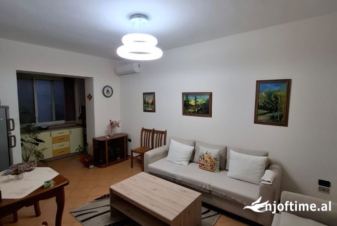 Shtepi me qera Apartament ne Tirane, 2+1, Mobilimi E mobiluar, Pagesa 500  Euro.