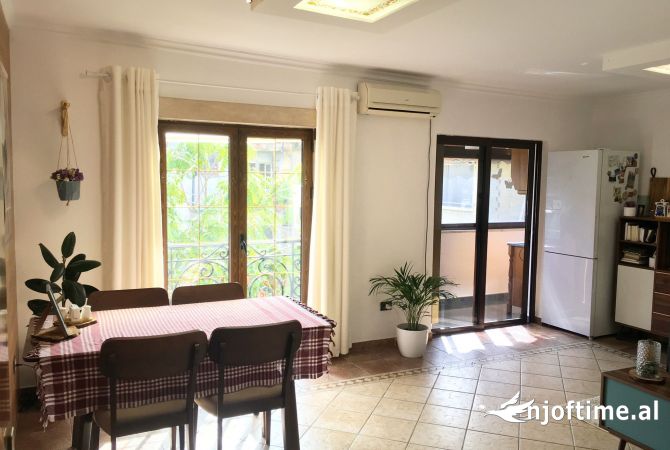 Shtepi me qera Apartament ne Tirane, 2+1, Mobilimi E mobiluar, Pagesa 550  Euro.