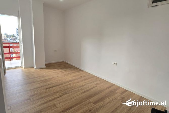 Shtepi ne shitje Apartament ne Tirane, 2+1, Mobilimi Bosh, pa mobiluar, Pagesa 132,000  Euro.