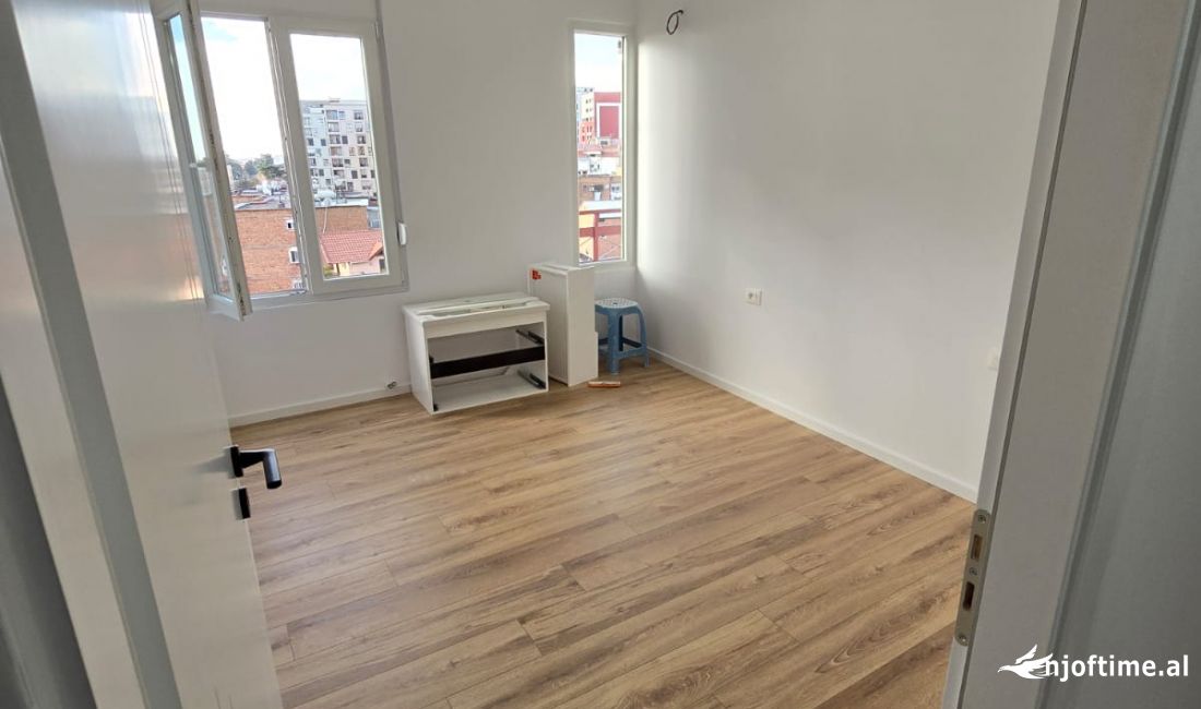 Shtepi ne shitje Apartament ne Tirane, 2+1, Mobilimi Bosh, pa mobiluar, Pagesa 129,000  Euro.