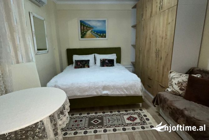 Shtepi me qera Apartament ne Tirane, 1+1, Mobilimi E mobiluar, Pagesa 500  Euro.