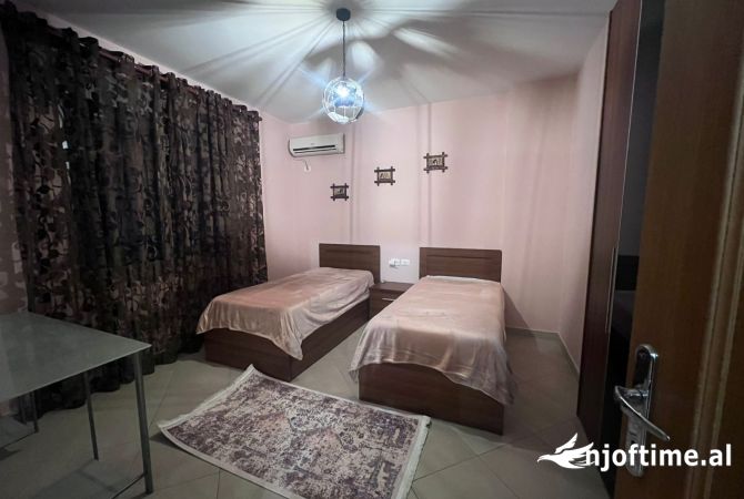 Shtepi me qera Apartament ne Tirane, 3+1, Mobilimi E mobiluar, Pagesa 900  Euro.