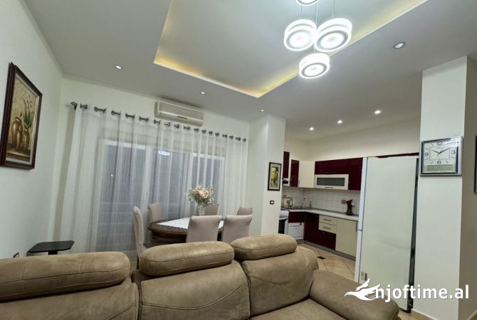 Shtepi ne shitje Apartament ne Tirane, 2+1, Mobilimi E mobiluar, Pagesa 175,000  Euro.