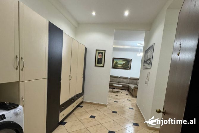 Shtepi ne shitje Apartament ne Tirane, 2+1, Mobilimi E mobiluar, Pagesa 175,000  Euro.