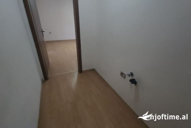 Shtepi ne shitje Apartament ne Tirane, 1+1, Mobilimi Pjeserisht e mobiluar, Pagesa 120,000  Euro.