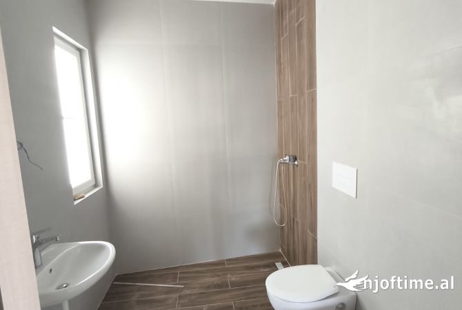 Ambient biznesi me qera 3+1 ne Tirane - 550 Euro
