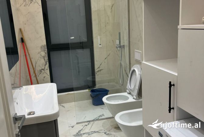Shtepi me qera Apartament ne Tirane, 3+1, Mobilimi E mobiluar, Pagesa 1,000  Euro.