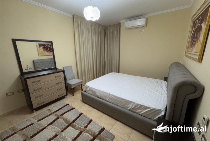 Shtepi me qera Apartament ne Tirane, 2+1, Mobilimi E mobiluar, Pagesa 1,000  Euro.