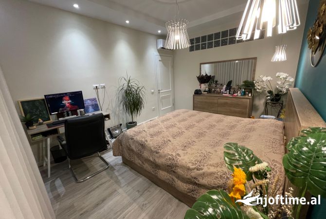 Shtepi ne shitje Apartament ne Tirane, 3+1, Mobilimi E mobiluar, Pagesa 180,000  Euro.