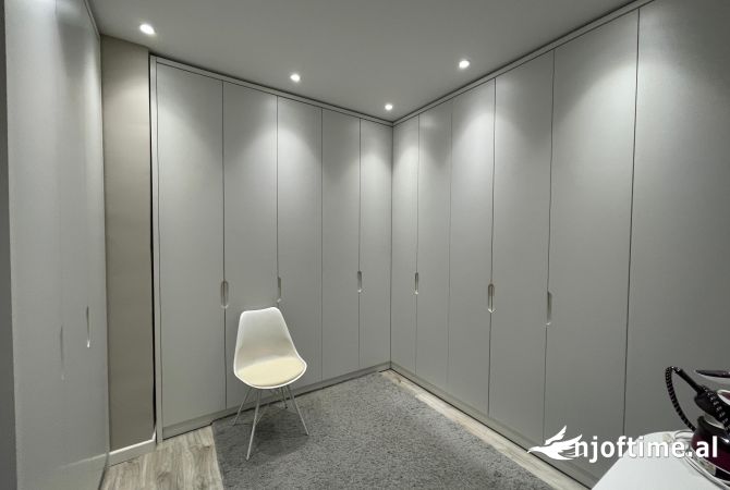 Shtepi ne shitje Apartament ne Tirane, 3+1, Mobilimi E mobiluar, Pagesa 180,000  Euro.