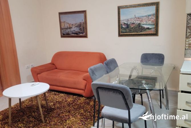 Shtepi me qera Apartament ne Tirane, 2+1, Mobilimi E mobiluar, Pagesa 550  Euro.