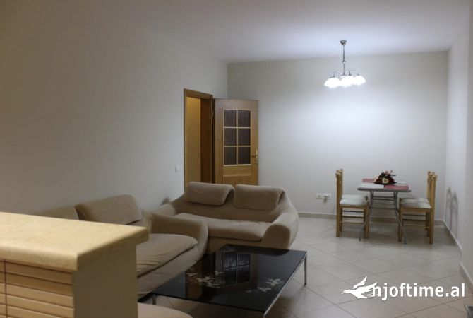 Shtepi me qera 2+1 ne Tirane - 700 Euro