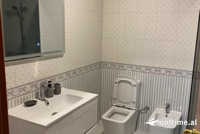 Shtepi me qera Apartament ne Tirane, 2+1, Mobilimi E mobiluar, Pagesa 700  Euro.