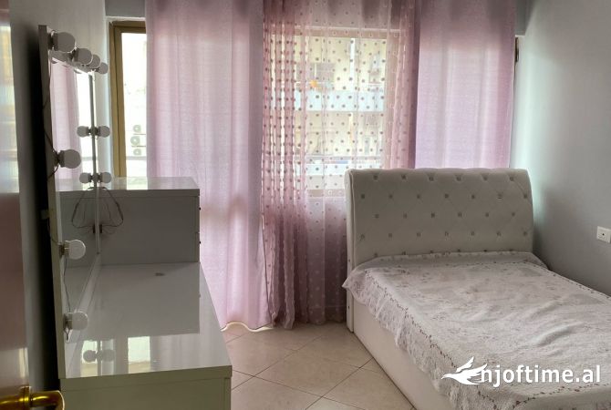 Shtepi me qera Apartament ne Tirane, 2+1, Mobilimi E mobiluar, Pagesa 700  Euro.