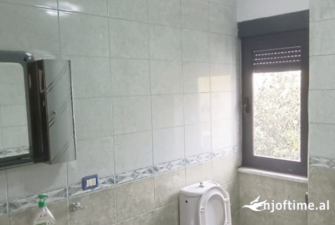 Shtepi me qera Apartament ne Tirane, 3+1, Mobilimi Bosh, pa mobiluar, Pagesa 1,000  Euro.