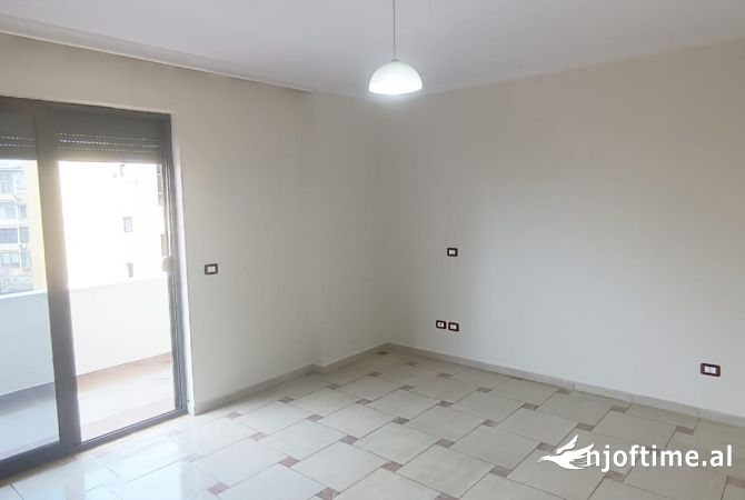 Shtepi me qera Apartament ne Tirane, 3+1, Mobilimi Bosh, pa mobiluar, Pagesa 1,000  Euro.