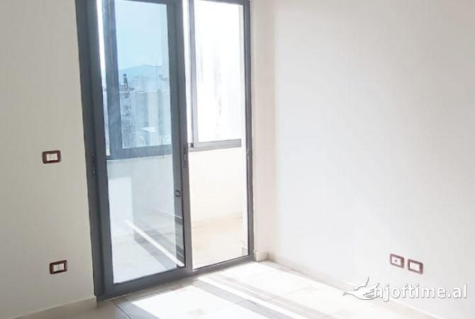 Shtepi me qera Apartament ne Tirane, 3+1, Mobilimi Bosh, pa mobiluar, Pagesa 1,000  Euro.