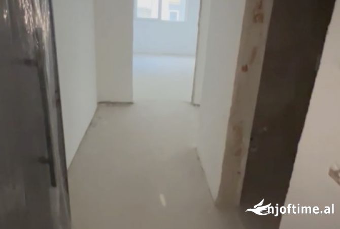 Shtepi ne shitje Apartament ne Tirane, 1+1, Mobilimi Bosh, pa mobiluar, Pagesa 130,000  Euro.