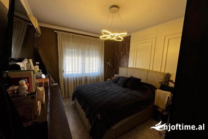 Shtepi ne shitje Apartament ne Tirane, 3+1, Mobilimi E mobiluar, Pagesa 185,000  Euro.