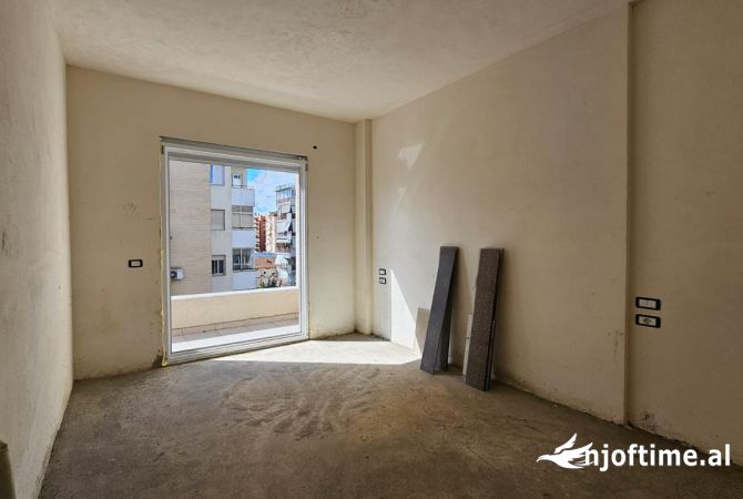 Shtepi ne shitje Apartament ne Tirane, 2+1, Mobilimi Bosh, pa mobiluar, Pagesa 278,000  Euro.