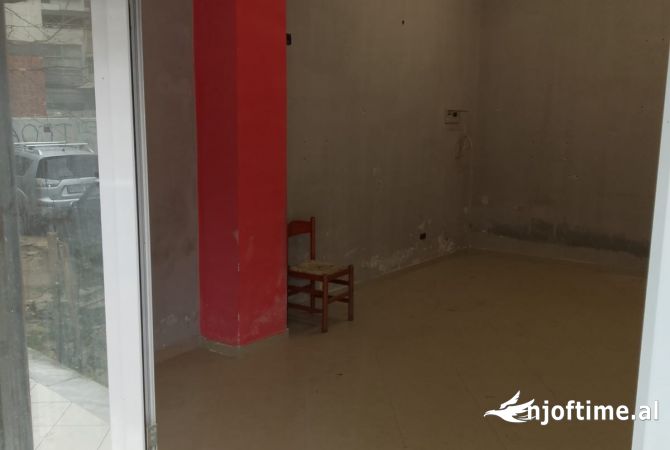 Ambiente Commerciale in Vendita 1+1 a Tirana - 65,000 Euro