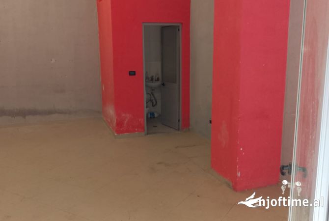 Ambiente Commerciale in Vendita 1+1 a Tirana - 65,000 Euro