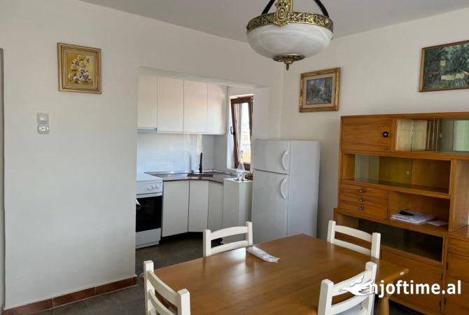 Shtepi me qera Apartament ne Tirane, 2+1, Mobilimi E mobiluar, Pagesa 500  Euro.