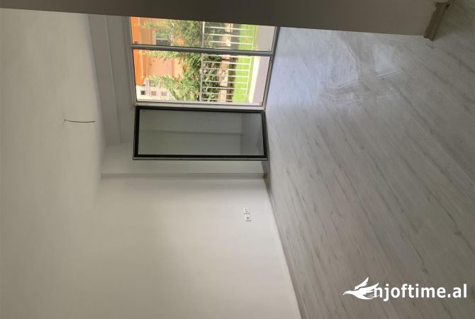 Shtepi ne shitje Apartament ne Tirane, 1+1, Mobilimi Bosh, pa mobiluar, Pagesa 93,000  Euro.
