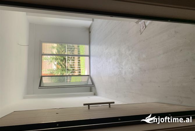 Shtepi ne shitje Apartament ne Tirane, 1+1, Mobilimi Bosh, pa mobiluar, Pagesa 93,000  Euro.