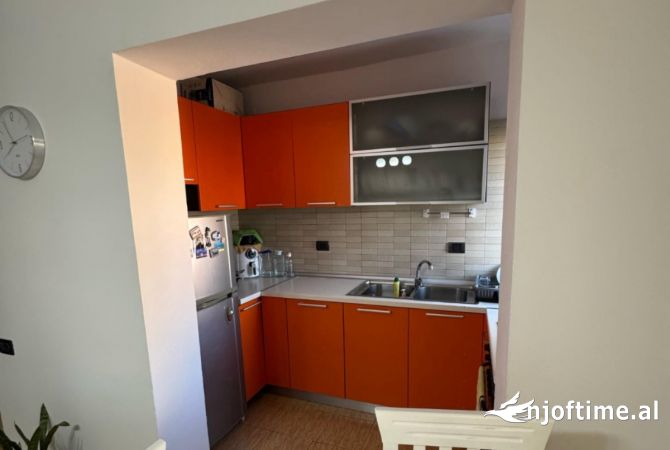 Shtepi ne shitje Apartament ne Tirane, 1+1, Mobilimi E mobiluar, Pagesa 103,000  Euro.