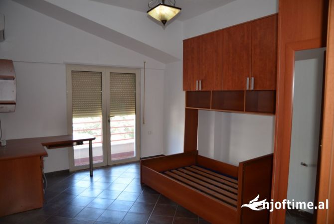 Shtepi me qera Apartament ne Tirane, 4+1, Mobilimi Pjeserisht e mobiluar, Pagesa 1,200  Euro.
