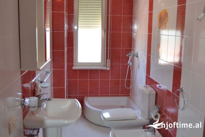 Shtepi me qera Apartament ne Tirane, 4+1, Mobilimi Pjeserisht e mobiluar, Pagesa 1,200  Euro.