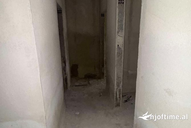 Shtepi ne shitje Apartament ne Tirane, 2+1, Mobilimi Bosh, pa mobiluar, Pagesa 103,000  Euro.