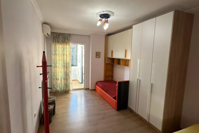 Shtepi me qera Apartament ne Tirane, 2+1, Mobilimi E mobiluar, Pagesa 650  Euro.