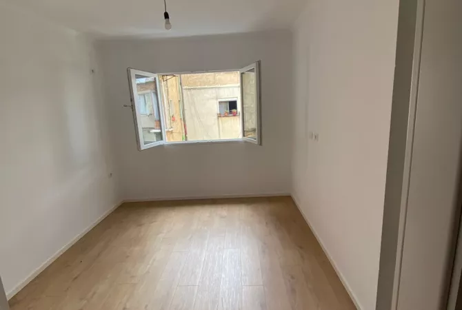 Shtepi ne shitje Apartament ne Tirane, 2+1, Mobilimi Bosh, pa mobiluar, Pagesa 130,000  Euro.