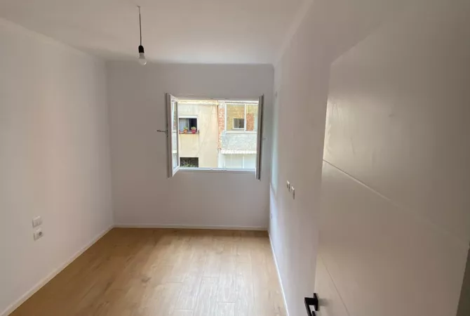 Shtepi ne shitje Apartament ne Tirane, 2+1, Mobilimi Bosh, pa mobiluar, Pagesa 130,000  Euro.