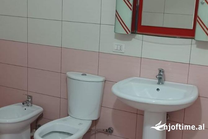 Shtepi me qera Apartament ne Tirane, 2+1, Mobilimi E mobiluar, Pagesa 45,000  Leke.